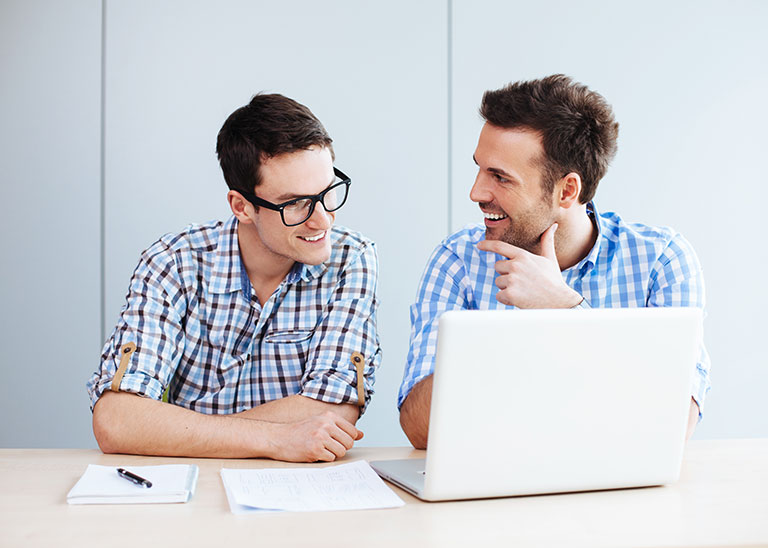 Twee mannen in overleg