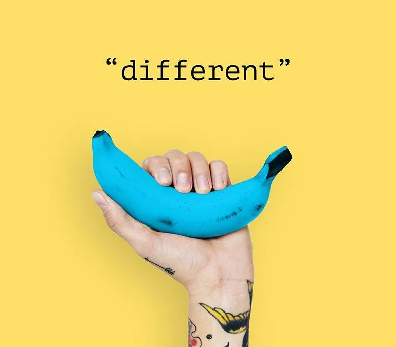 iemand houdt een blauwe banaan vast met er boven het woord "different"