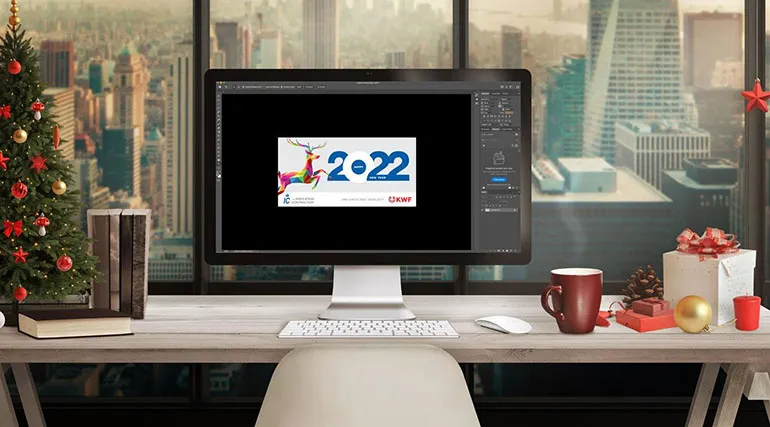 foto van een bureau met een monitor erop die open staat op photoshop 