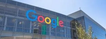 Een foto van vooraanzicht van het Google hoofdkantoor 
