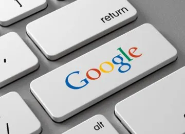 Een toetsenbord maar dan is de shift toets vervangen door het 'Google' logo 