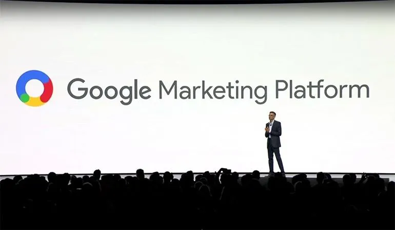 Man die een presentatie geeft over Google marketing platform