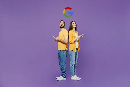 Paarse foto met 2 mensen met het Google logo boven hun hoofd 