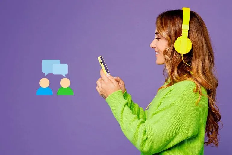 Een vrouw die luistert naar muziek en ondertussen op de telefoon bezig is 